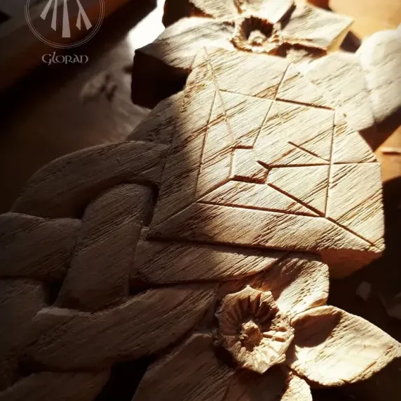 Oak carved lovespoon of a diamond surrounded by daffodils (carved by Cân Cŷn y Gloran)